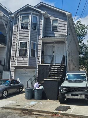 Attached, Exterior, Facade, Rowhouse