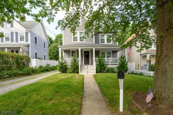 Exterior, Facade, Queen Anne Victorian