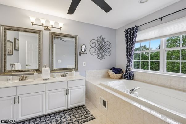 Bathroom, Dual Sink Vanities, Interior, Recessed Lighting