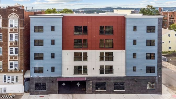 Exterior, Facade, Rowhouse