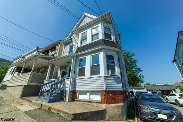 Exterior, Facade, Queen Anne Victorian