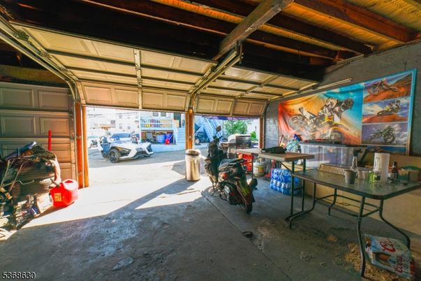 Garage, Interior, Wooden Beams