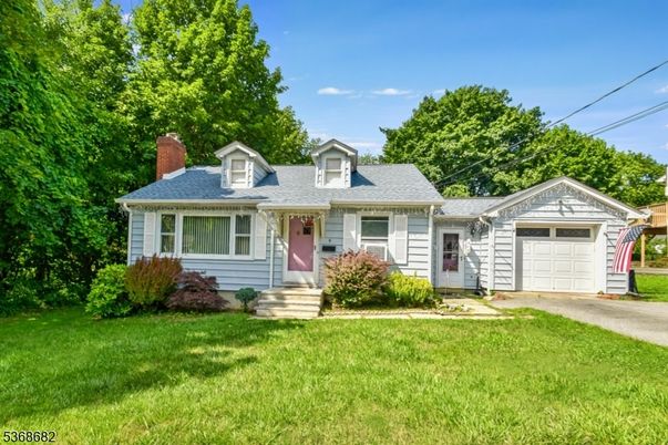 Attached, Exterior, Facade, Cape Cod