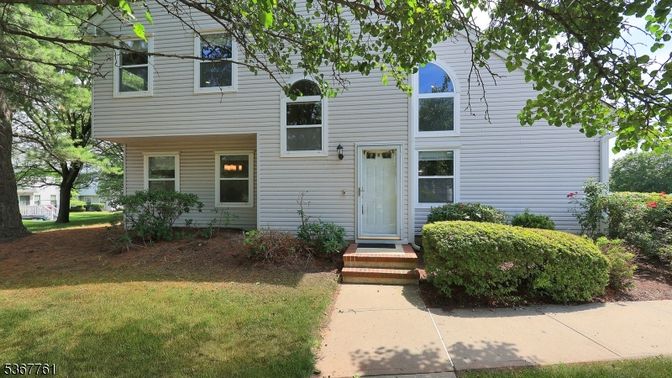 Exterior, Facade, Raised Ranch