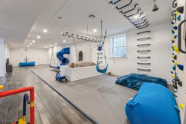 Fitness Equipment, Interior, Living room, Recessed Lighting, Wood Texture Flooring