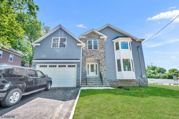 Attached, Exterior, Facade, American Craftsman
