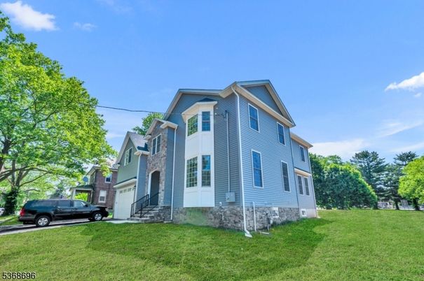 Attached, Backyard, Exterior, Facade, Queen Anne Victorian