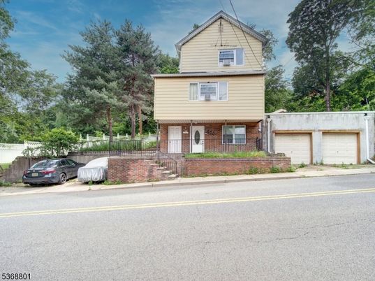 Attached, Exterior, Facade, Brick Facade, Queen Anne Victorian