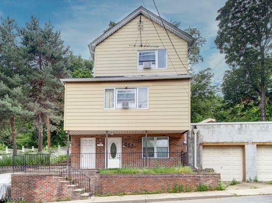 Attached, Exterior, Facade, Brick Facade, American Foursquare
