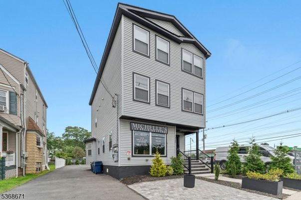 Exterior, Facade, Queen Anne Victorian