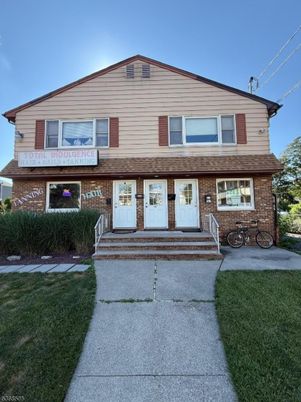 Exterior, Facade, Brick Facade, Split Level