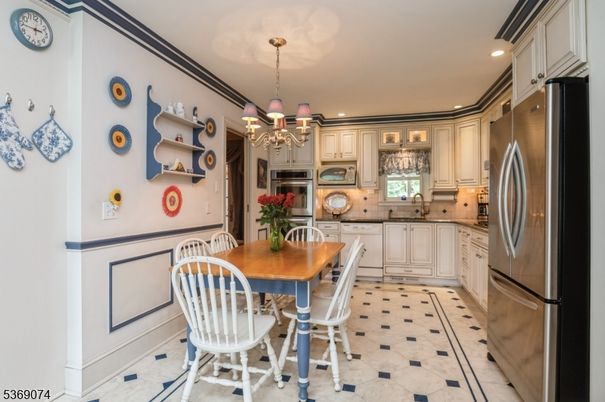 Chandelier, Dining room, Interior, Kitchen, Recessed Lighting, Stainless Steel Appliances