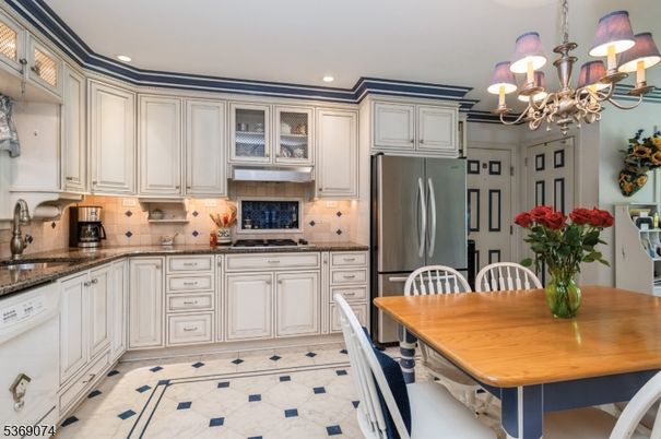 Chandelier, Dining room, Interior, Kitchen, Recessed Lighting, Stainless Steel Appliances