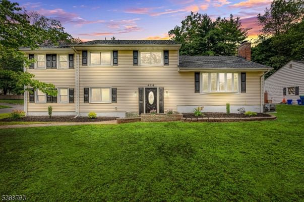Backyard, Exterior, Facade, Split Level