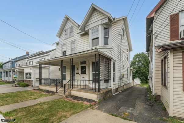 Exterior, Facade, Queen Anne Victorian