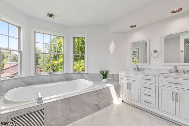 Bathroom, Dual Sink Vanities, Interior, Recessed Lighting
