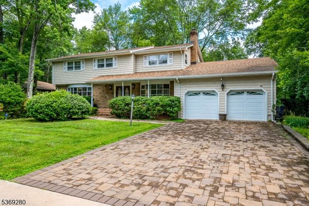 Attached, Exterior, Facade, Brick Facade, Split Level