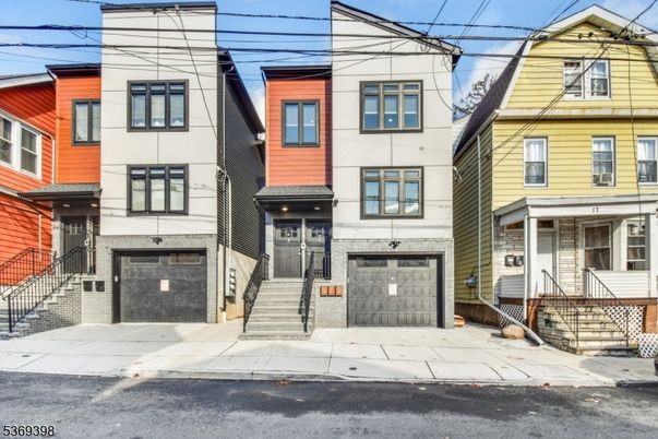 Attached, Exterior, Facade, Rowhouse