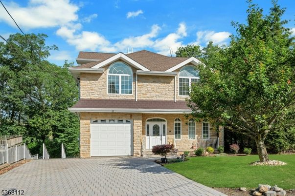 Attached, Exterior, Facade, American Craftsman