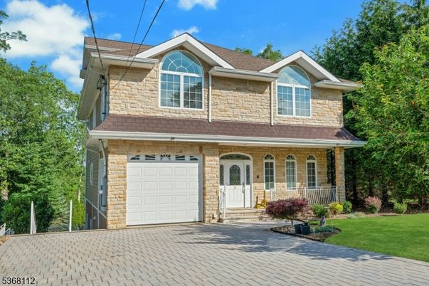 Attached, Exterior, Facade, American Craftsman