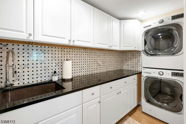 Interior, Recessed Lighting, Washer, Wood Texture Flooring