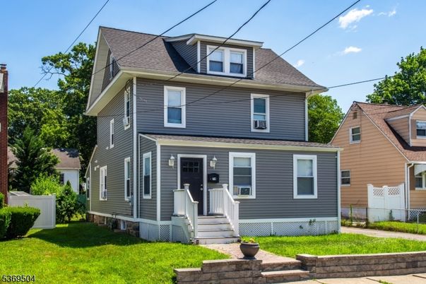 Exterior, Facade, American Foursquare
