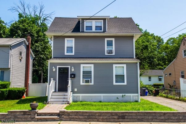 Exterior, Facade, American Foursquare