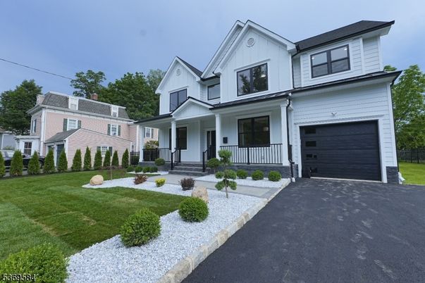 Attached, Exterior, Facade, Farmhouse