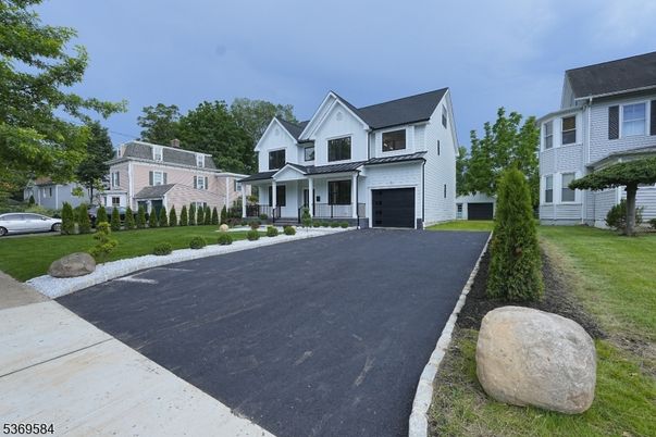 Attached, Exterior, Facade, Farmhouse