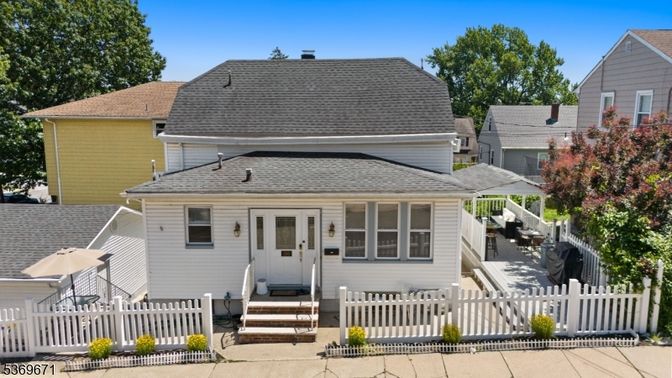 Exterior, Facade, Cape Cod