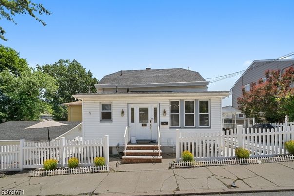 Exterior, Facade, Cape Cod