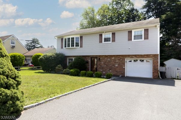 Attached, Exterior, Facade, Brick Facade, Raised Ranch
