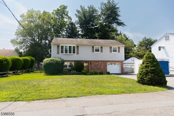 Attached, Exterior, Facade, Brick Facade, Raised Ranch
