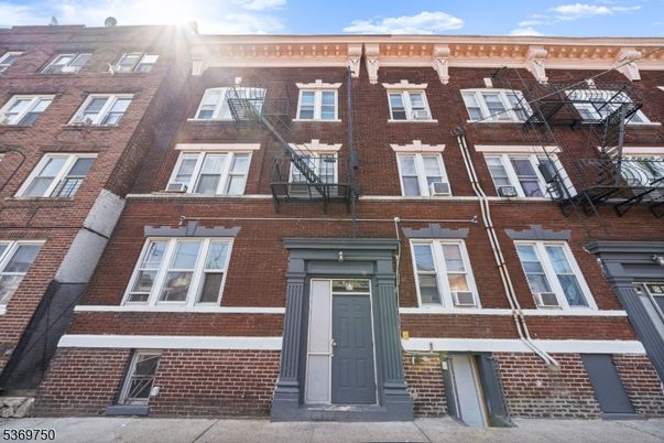 Exterior, Facade, Brick Facade, Rowhouse
