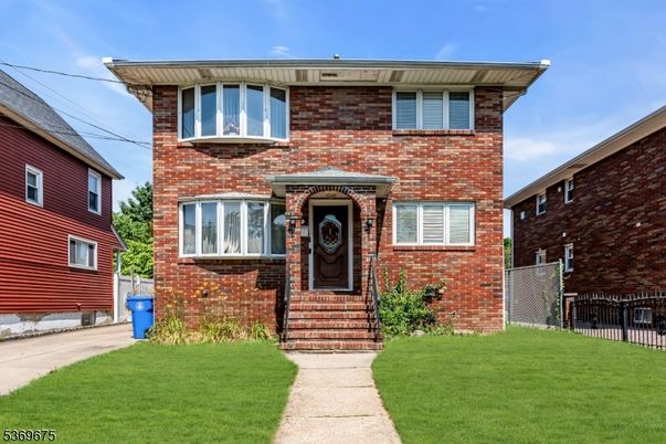 Exterior, Facade, Brick Facade, Rowhouse
