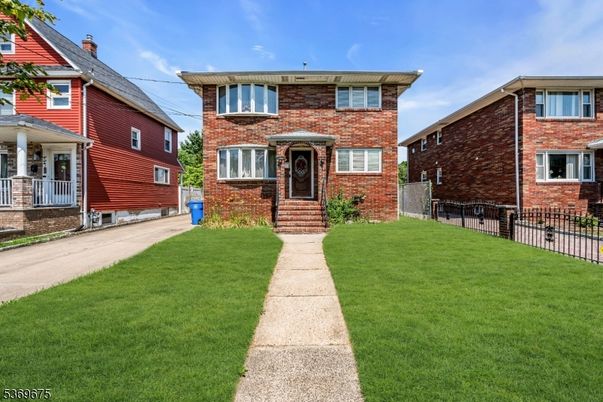 Exterior, Facade, Brick Facade, Georgian