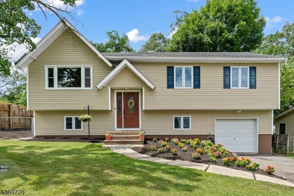 Attached, Exterior, Facade, Raised Ranch