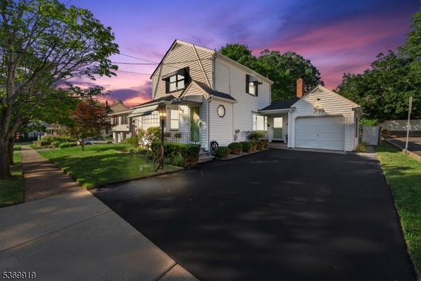 Attached, Exterior, Facade, Farmhouse