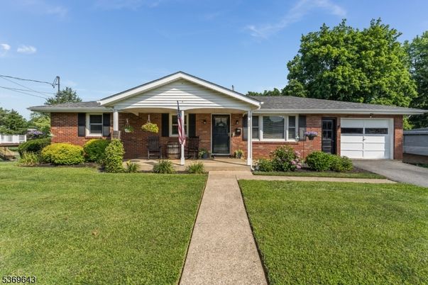 Attached, Exterior, Facade, Brick Facade, Ranch
