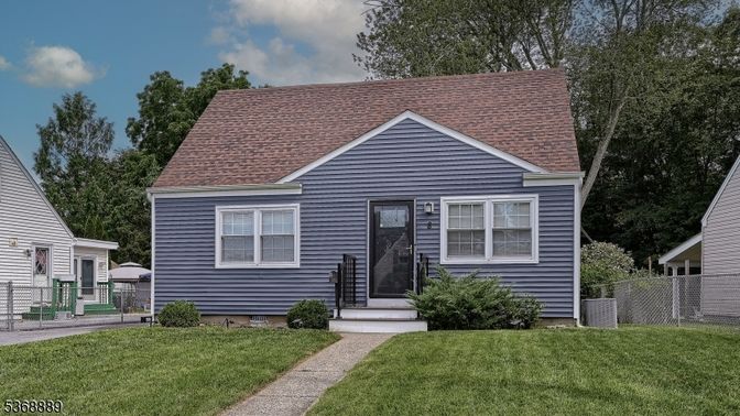 Exterior, Facade, Cape Cod