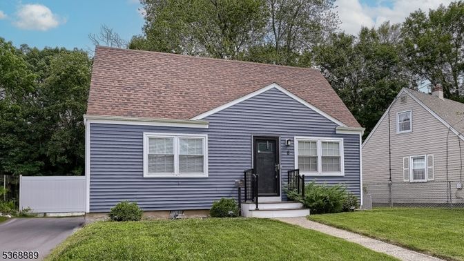Exterior, Facade, Cape Cod