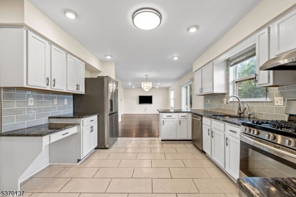 Chandelier, Interior, Kitchen, Recessed Lighting, Stainless Steel Appliances