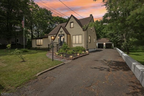 Backyard, Exterior, Facade, Queen Anne Victorian