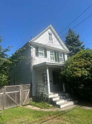 Exterior, Facade, Queen Anne Victorian