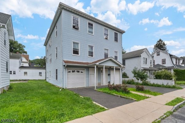 Attached, Exterior, Facade, Rowhouse