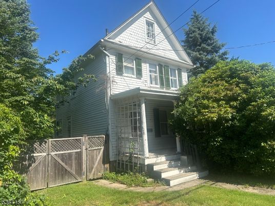 Exterior, Facade, Queen Anne Victorian
