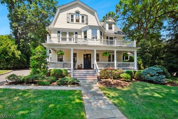 Exterior, Facade, Queen Anne Victorian
