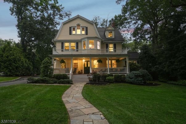 Exterior, Facade, Queen Anne Victorian