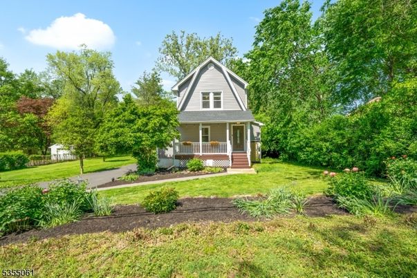 Backyard, Exterior, Facade, Queen Anne Victorian