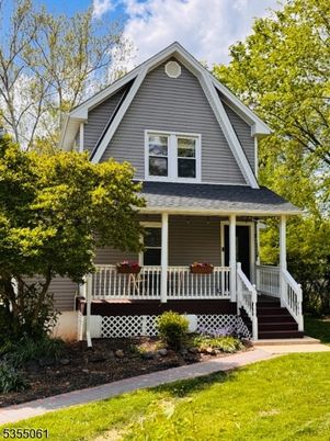 Exterior, Facade, Queen Anne Victorian